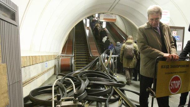 Статья Киевлянки в длинных юбках массово ломают эскалаторы в метро Утренний город. Киев