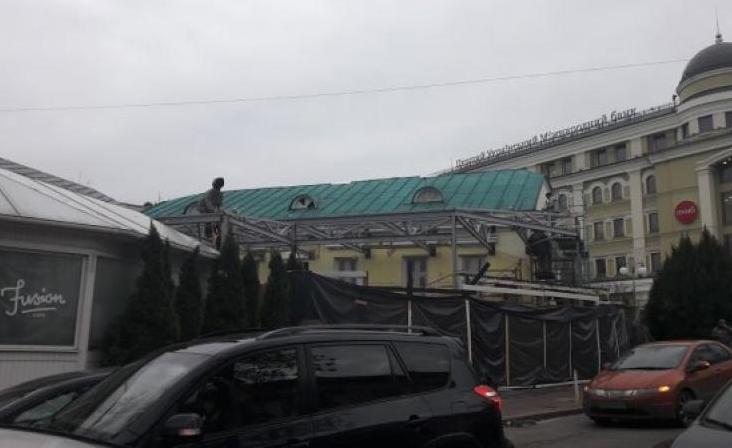 Статья На улице Сагайдачного начался демонтаж летней площадки возле усадьбы Балабух Утренний город. Киев