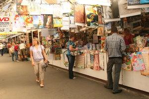 Статья В Киеве временно закрыли часть известного книжного рынка на Петровке Утренний город. Киев