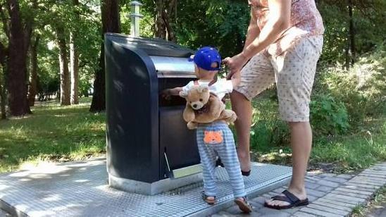 Стаття Киевляне обсуждают возможную опасность для детей новых мусорных баков Утренний город. Київ