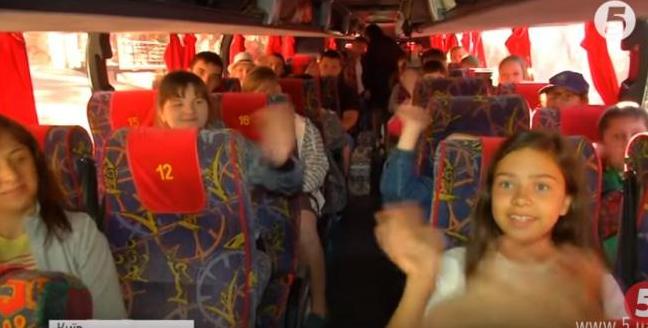 Стаття Дети из прифронтовых районов Донбасса отправились на отдых в Грецию Ранкове місто. Київ