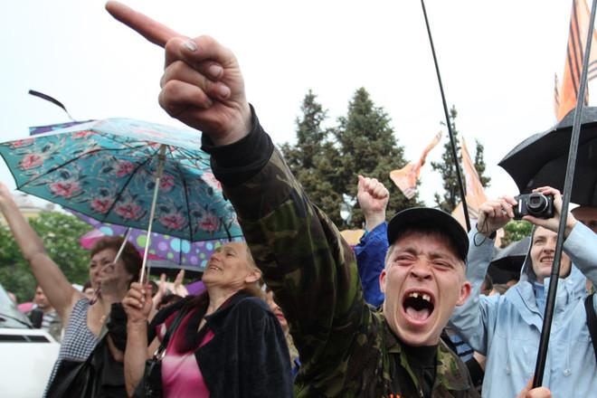 Стаття «Поработали» над вопросом: в центре оккупированного Луганска установят четыре нечто (ФОТО) Ранкове місто. Київ
