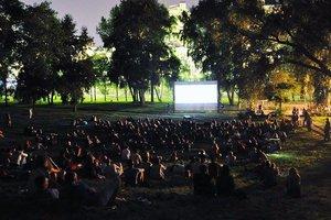 Статья В киевских парках бесплатно показывают кино: где можно посмотреть любимые мелодрамы и комедии Утренний город. Киев