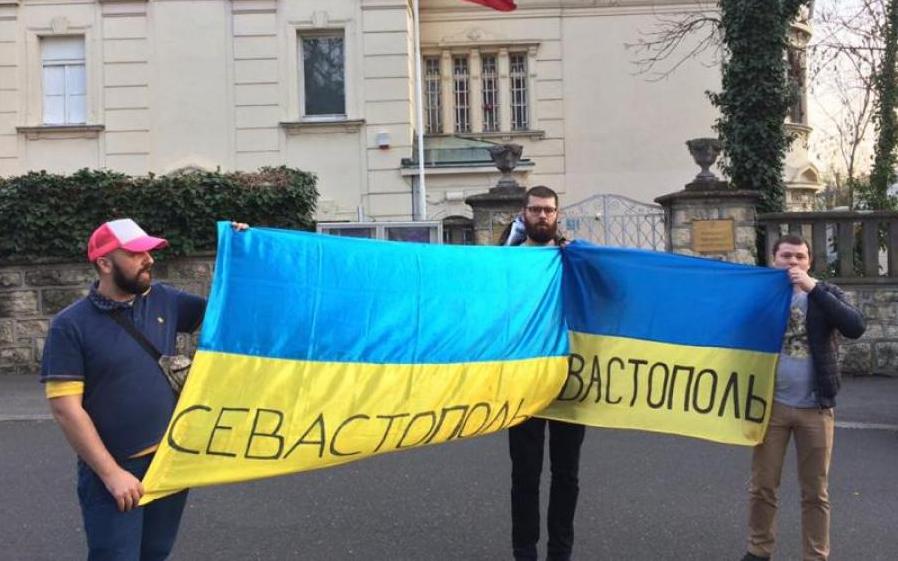 Стаття Смелый поступок украинского патриота в Крыму взбудоражил сеть Ранкове місто. Київ