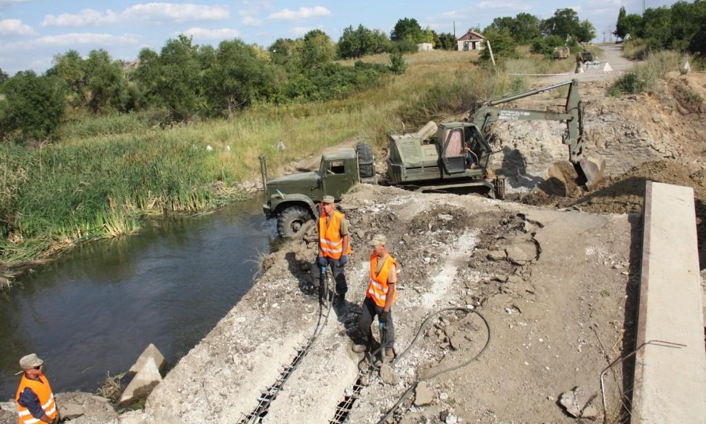 Стаття Министр проинспектировал восстановление «дороги жизни» через Лугань Ранкове місто. Київ