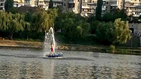Стаття Стало известно об опасности купания на плавающих фонтанах в Киеве Утренний город. Київ