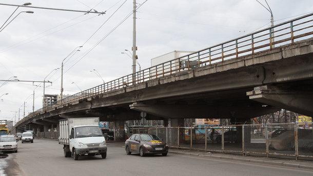 Стаття Завтра в Киеве восстановят основное движение транспорта по путепроводу на Нивках Утренний город. Київ