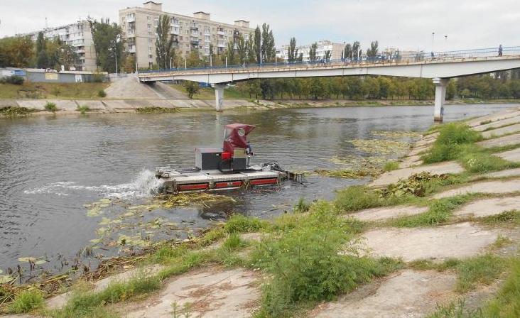 Статья Машина-амфибия чистит Русановский канал от мусора и водорослей Утренний город. Киев
