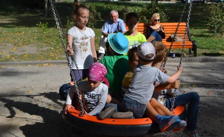Статья В Мариинском парке на детской площадке установлены инклюзивные элементы Утренний город. Киев