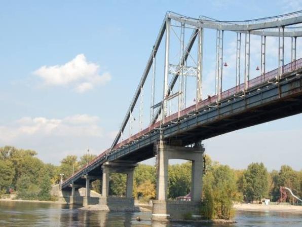 Стаття В Киеве на пешеходном мосту появится полимерная дорожка и тротуар в виде вышивки Ранкове місто. Київ