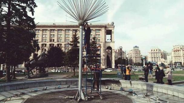 Стаття В Киеве начали демонтировать фонтаны Утренний город. Київ