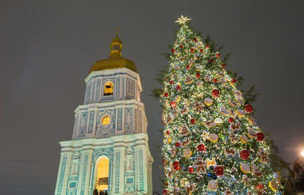 Стаття Готовь елку летом: новогоднее дерево в Киеве появится в начале зимы Утренний город. Київ