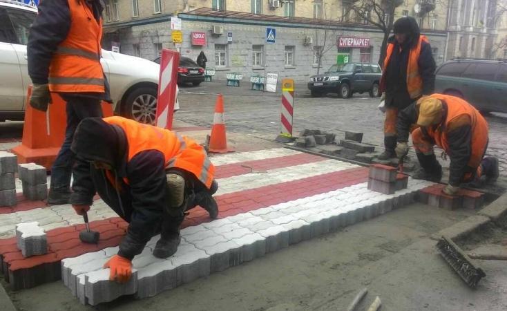 Статья На улице Прорезной завершаются работы по обустройству пешеходного перехода Утренний город. Киев