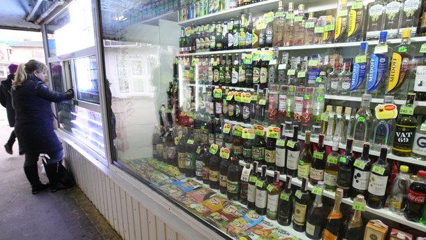Стаття Алкоголь в киевских киосках: торговцы прячут товар с витрин и кивают на владельцев Ранкове місто. Київ