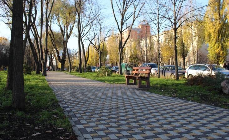 Стаття На бульваре Вацлава Гавела появился сквер для молодоженов Утренний город. Київ