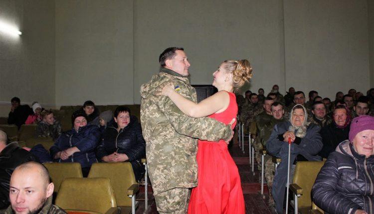 Стаття Артисты Одесской музкомедии дали концерт в зоне АТО (фото) Ранкове місто. Київ