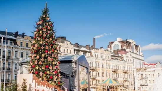 Стаття Часть киевлян хочет, чтобы елка была искусственной Утренний город. Київ