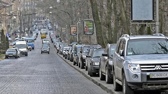 Стаття Киевляне просят решить вопрос с парковкой на тротуаре Ранкове місто. Київ