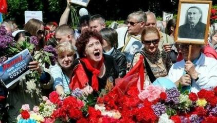 Стаття Слепили из того что было? В Крыму поставили странный памятник советским партизанам Ранкове місто. Київ