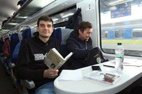 Стаття Отныне в поездах «Укрзализныци» можно будет купить книги Ранкове місто. Київ