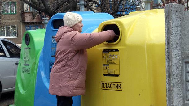 Стаття Как установить баки для сортировки мусора в киевском дворе? Ранкове місто. Київ