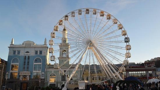 Стаття На Контрактовой площади продлили работу колеса обозрения Ранкове місто. Київ