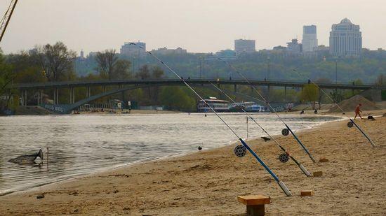 Стаття В акватории столичных пляжей запретили ловить рыбу Ранкове місто. Київ