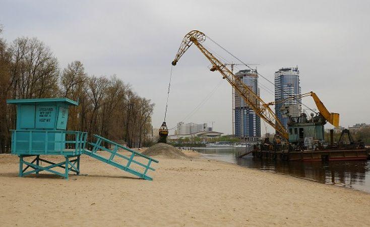 Стаття К началу нового сезона на трех столичных пляжах подсыпан чистый речной песок Ранкове місто. Київ