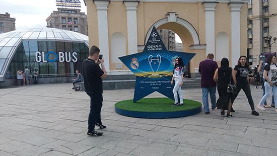 Стаття В центре Киева появилась новая фотозона для болельщиков Лиги Чемпионов Ранкове місто. Київ