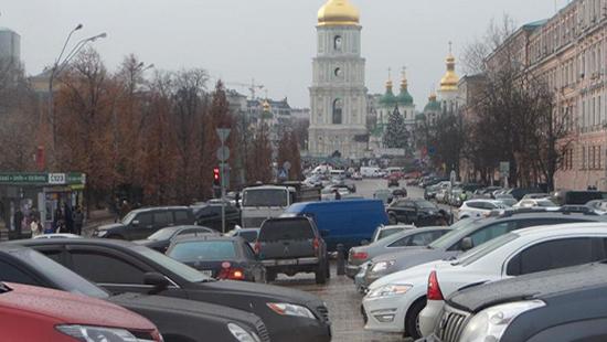 Стаття В Украине запретили наземные парковки в центральных частях городов Ранкове місто. Київ