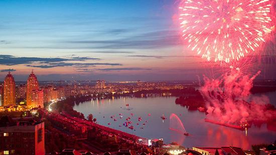 Стаття Киевсовет продлил запрет на фейерверки и салюты Ранкове місто. Київ