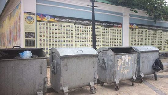 Стаття В КГГА обещают наказать коммунальщиков за мусорные баки возле «Стены памяти» Ранкове місто. Київ