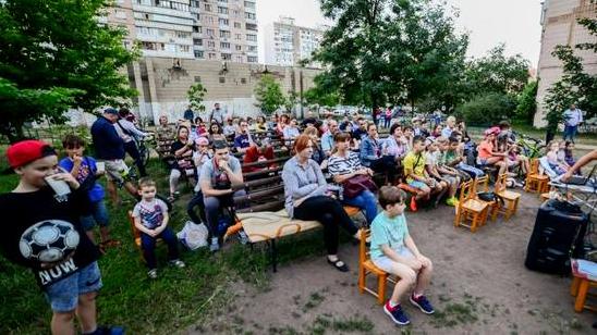 Стаття На Позняках появился кинотеатр под открытым небом Ранкове місто. Київ