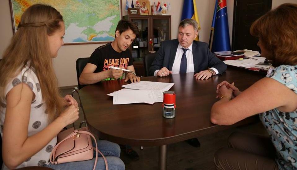 Стаття На Луганщине подписан первый в этом году договор в рамках программы молодежного кредитования Ранкове місто. Київ