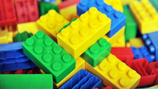 Стаття В Киеве прибыли первые фуры с конструкторами LEGO для первоклассников Ранкове місто. Київ