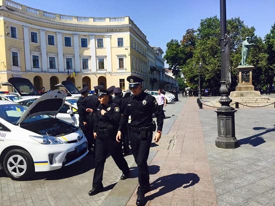 Стаття В Одессу стягивают полицию со всей Украины Ранкове місто. Київ