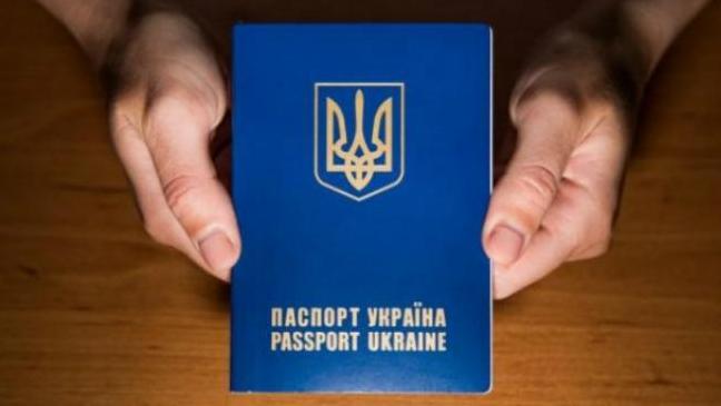 Стаття Крымчане массово получают украинские паспорта Ранкове місто. Київ