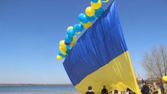 Стаття Украина празднует День Государственного Флага Ранкове місто. Київ