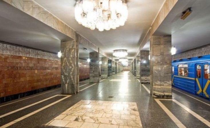 Стаття На станции метро «Тараса Шевченко» до 31 октября закрыли один из выходов Ранкове місто. Київ