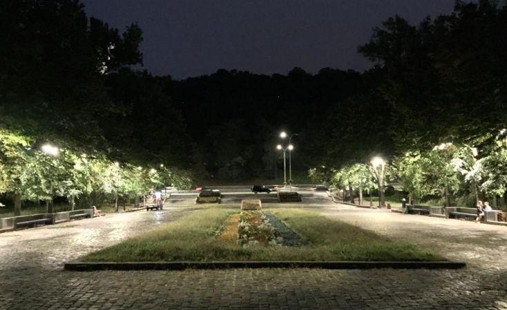 Стаття Три киевских парка переведены на LED-освещение Ранкове місто. Київ