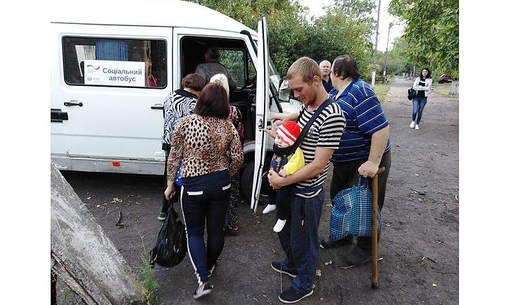 Стаття На Донетчине запустили два бесплатных автобуса для жителей изолированных сел в «серой» зоне Ранкове місто. Київ