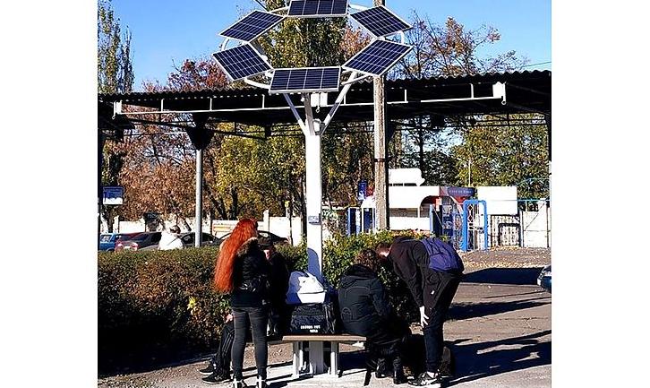 Стаття В Краматорске появилось «солнечное дерево» для подзарядки мобильных гаджетов Ранкове місто. Київ