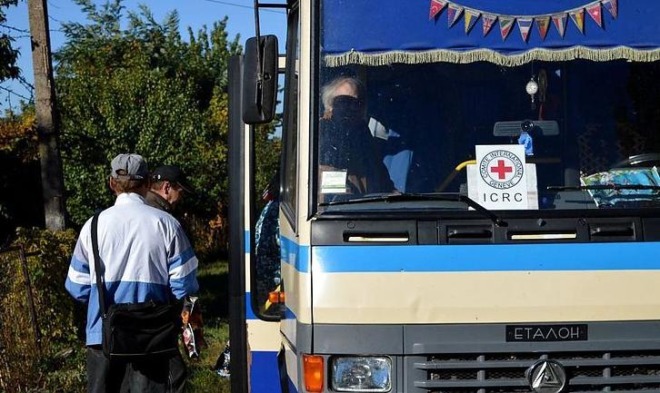 Стаття ФОТО. На Донеччині Червоний Хрест запустив безкоштовний автобус для прифронтової зони Ранкове місто. Київ