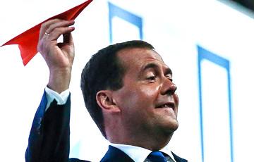 Стаття Вы держитесь там: Дмитрий Медведев собрался строить в России коммунизм Ранкове місто. Київ