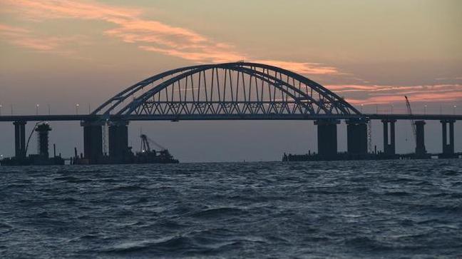 Стаття Оккупанты заявили, что до конца года пустят в Крым поезда по Керченскому мосту Ранкове місто. Київ