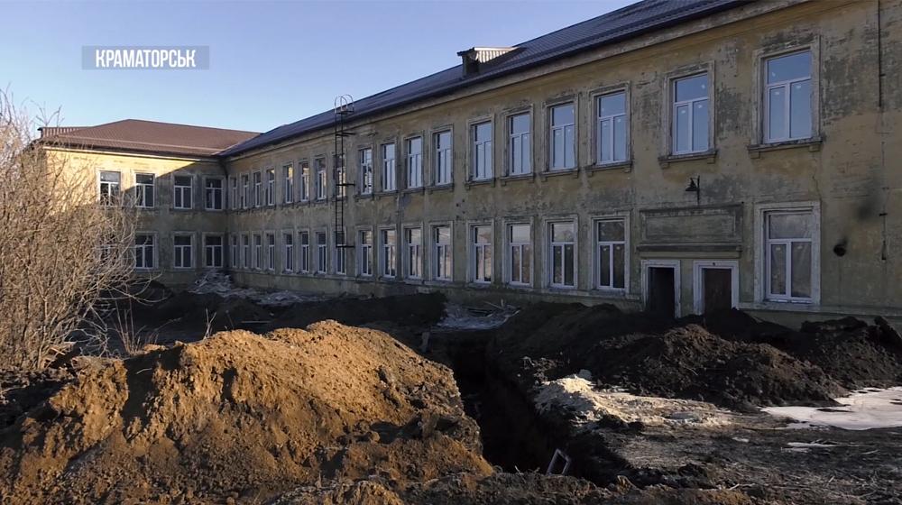 Стаття Европейцы помогают превратить бывшую школу в дом для переселенцев Ранкове місто. Київ