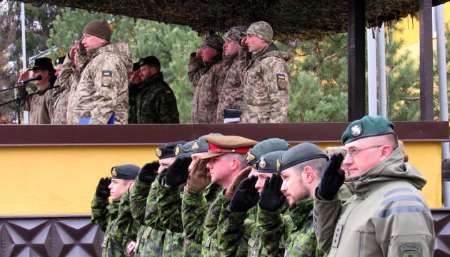 Стаття Инструкторы семи стран НАТО будут тренировать украинских военных Ранкове місто. Київ