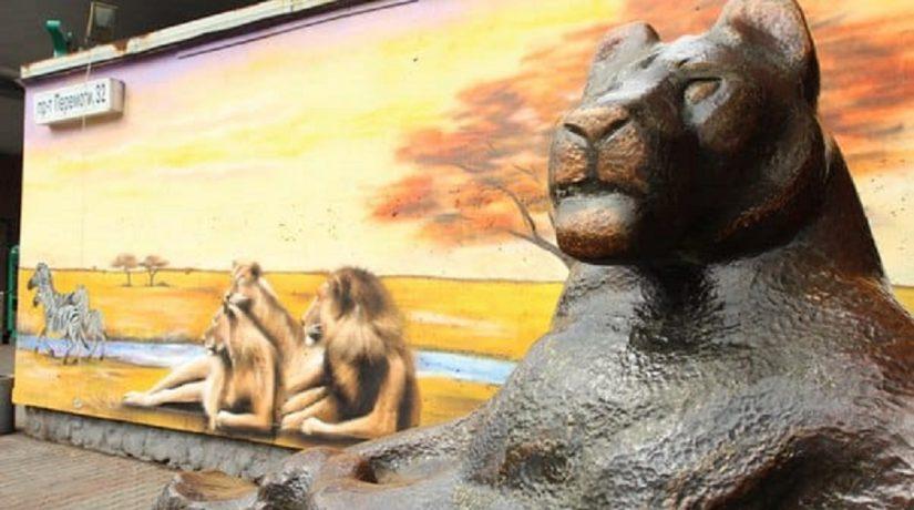 Стаття Скульптуры льва и бизона у входа в зоопарк перенесут в другое место Ранкове місто. Київ