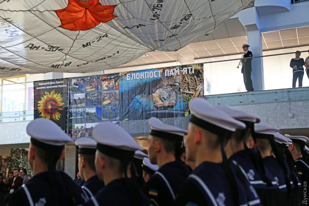 Стаття «Блокпост памяти»: на морвокзале открылась выставка памяти воинов, павших на востоке Украины Ранкове місто. Київ