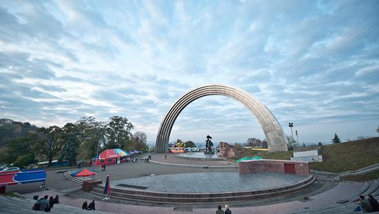 Стаття Площадка возле Арки дружбы народов будет временно закрыта Ранкове місто. Київ